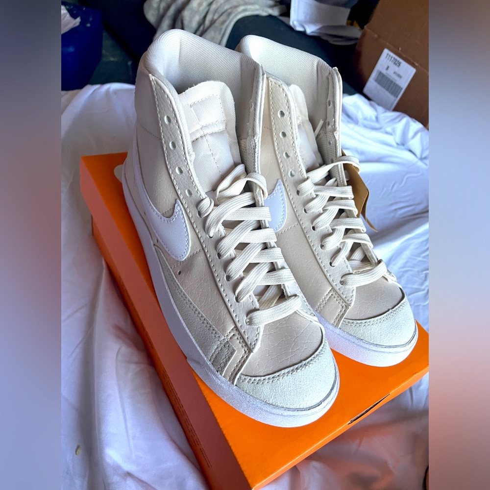 NWT- Nike Women’s Blazer Mid ‘77 Next Nature size 6